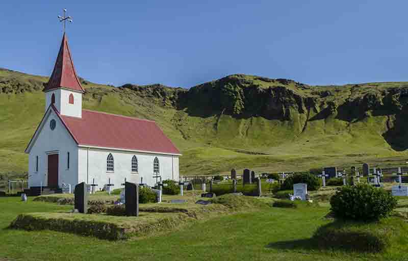 Islandia 147 - reserva natural de Dyrholaey - Reyniskirkja.jpg